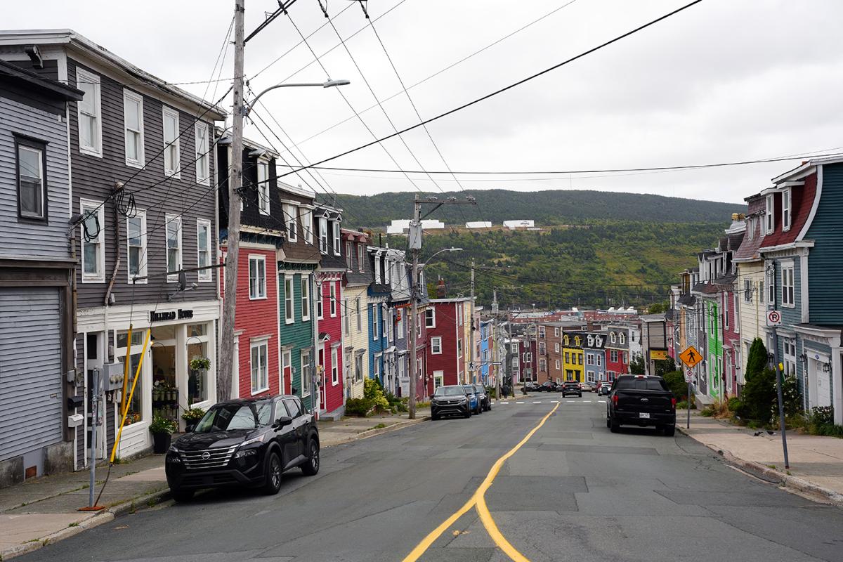 Fargerike hus på rekke i en by